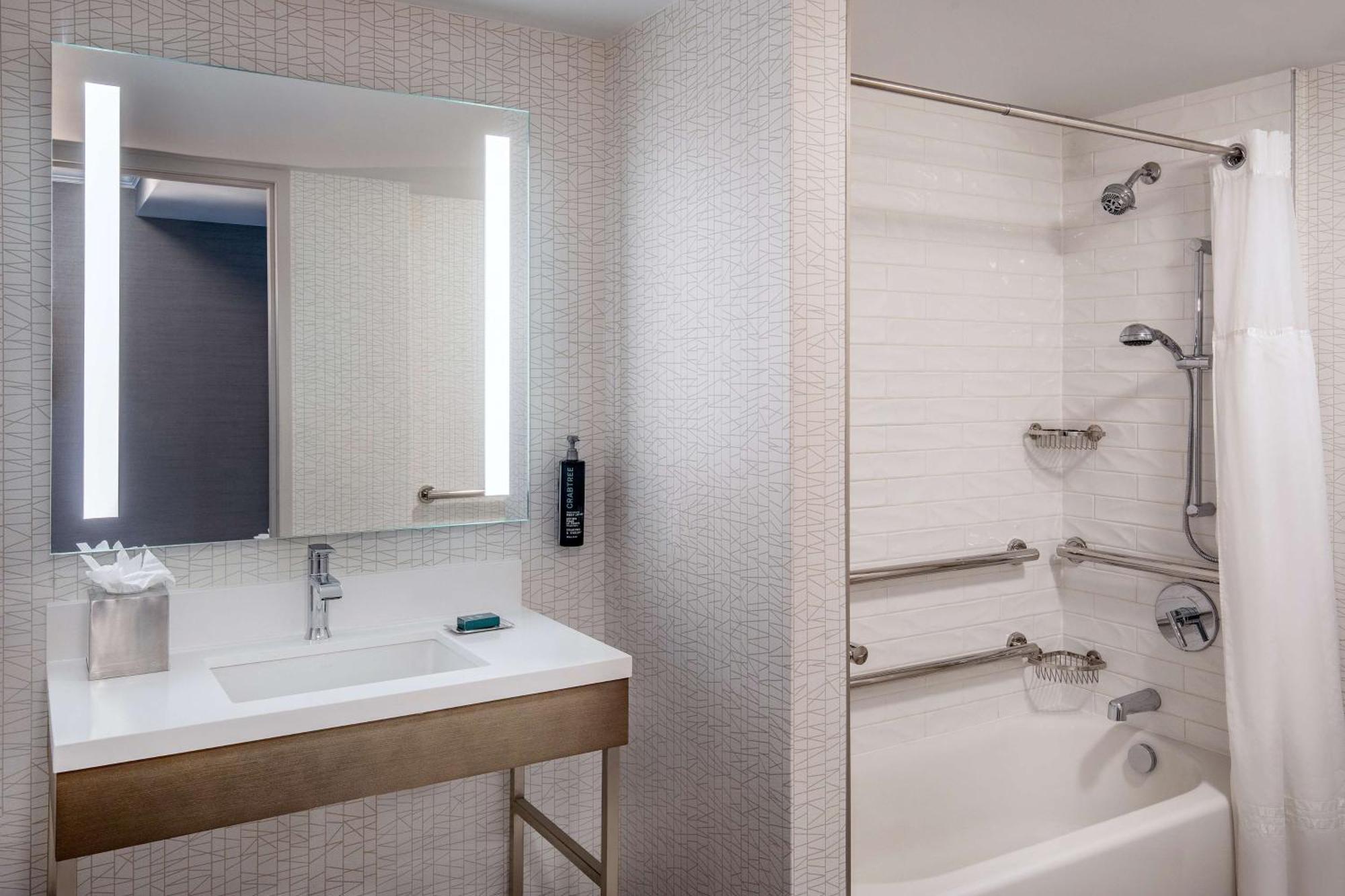 Doubletree By Hilton Hotel And Conference Center Chicago North Shore Skokie Bagian luar foto