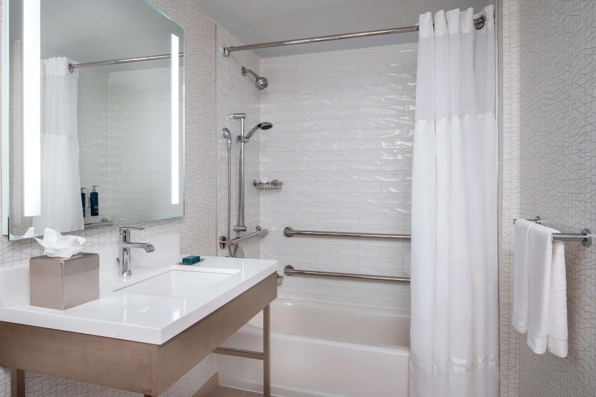 Doubletree By Hilton Hotel And Conference Center Chicago North Shore Skokie Bagian luar foto