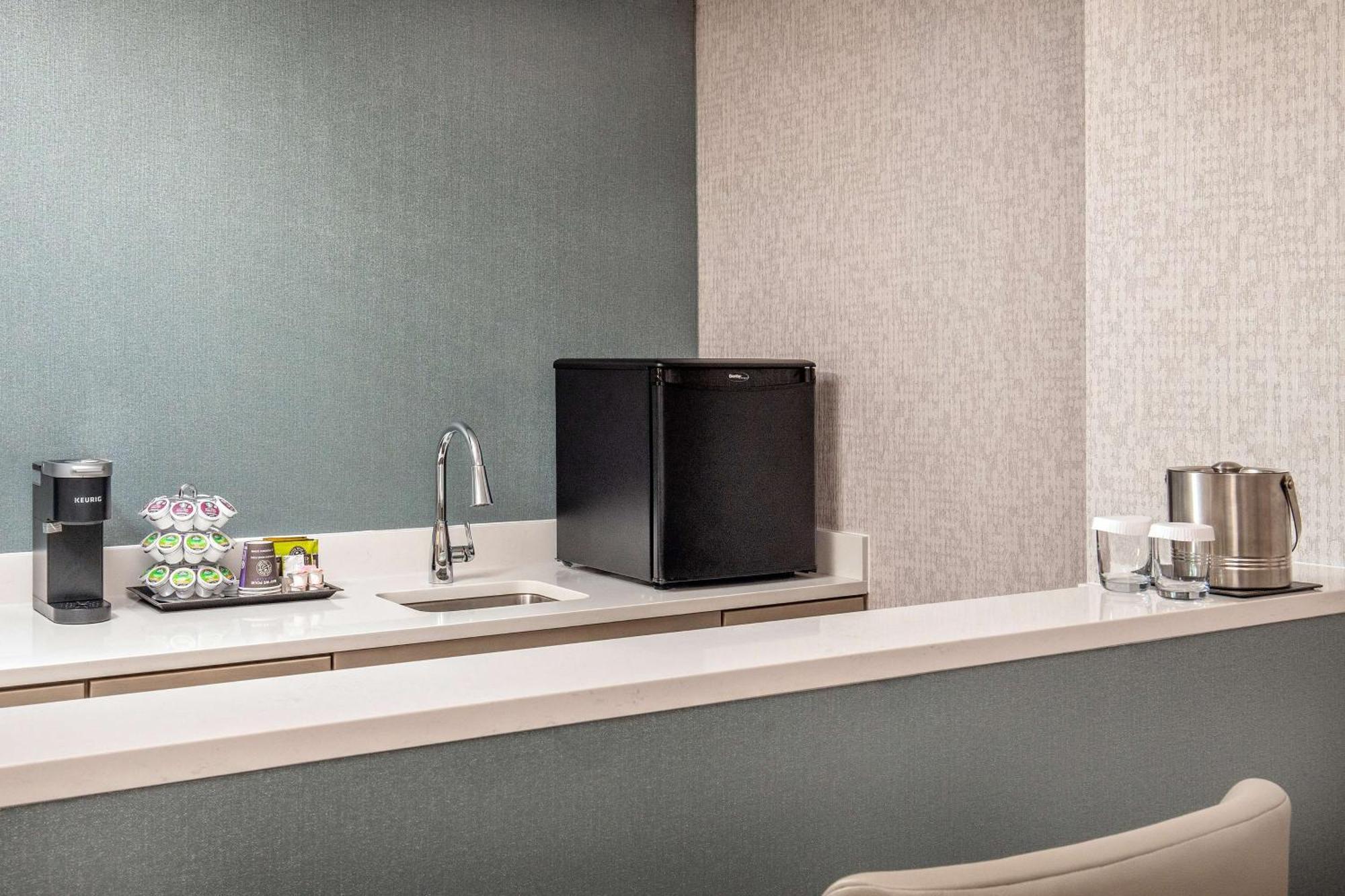 Doubletree By Hilton Hotel And Conference Center Chicago North Shore Skokie Bagian luar foto